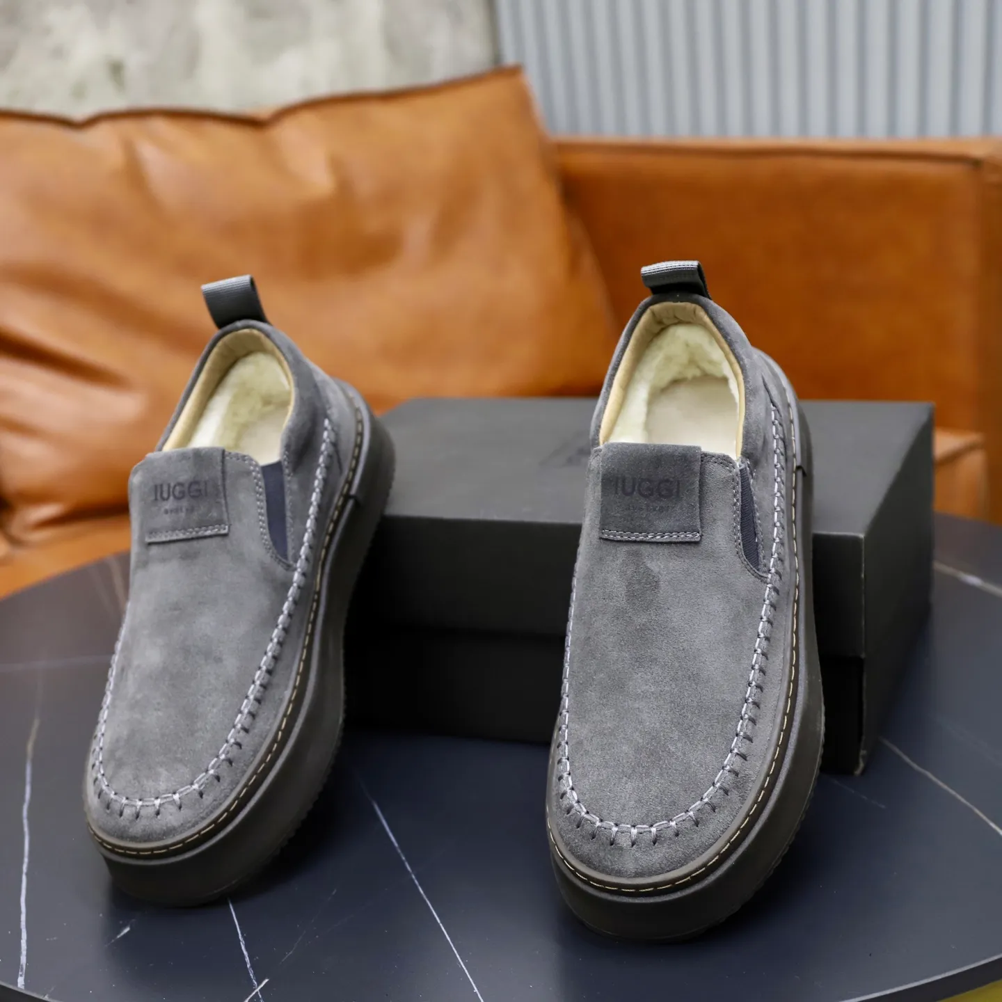 Ex-factory price: 600💰Thick wool imported from Australia Brand: UGG genuine purchase Size: 39-44 Grade: Official website 1:1 Material: First layer of genuine leather waterproof and antifreeze upper Real wool lining Original non-slip soft wear-resistant outsole Style category: Men's casual shoes Trendy style Comfortable on the feet Color: Official website color synchronization